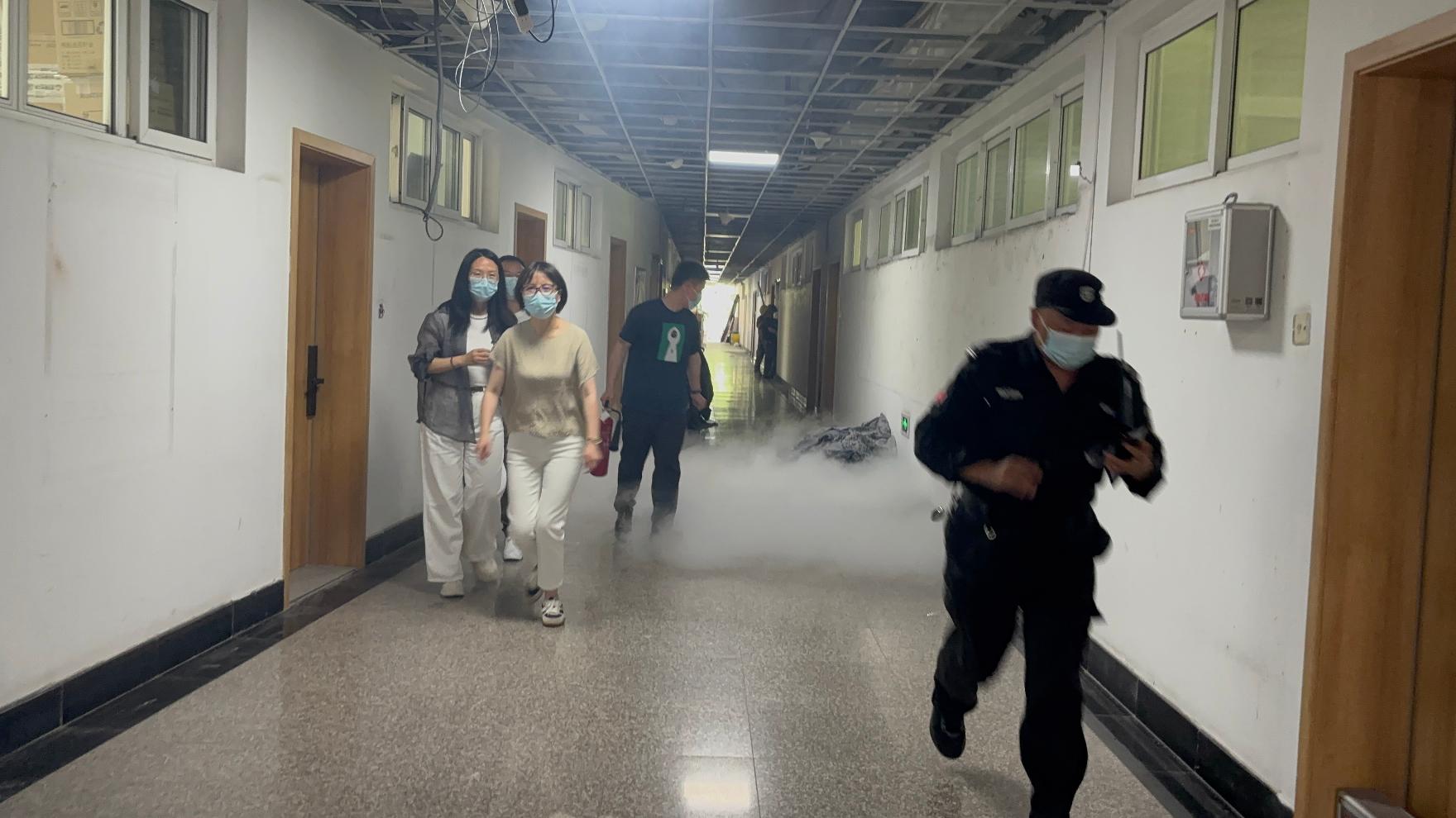 按,5月21日,经济与管理学院在格致南楼开展消防逃生安全演练活动,